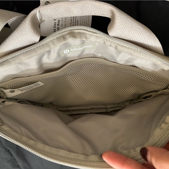 Lululemon All Day Essentials Belt Bag - NWT - Picture 5 of 9